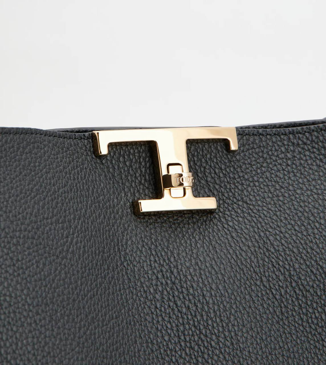 Tod’s T Timeless Shoulder Bag in Leather Medium