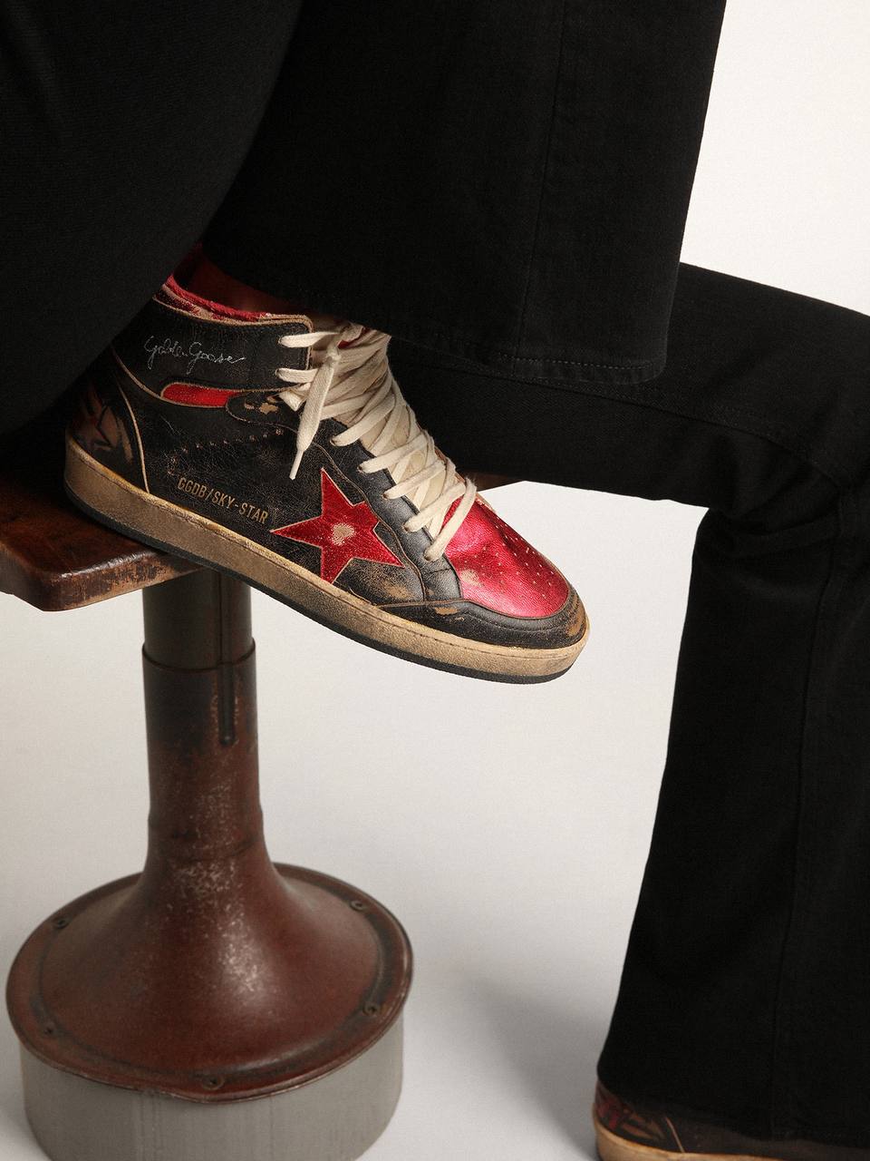 Men's Sky-Star in glossy black leather with red star